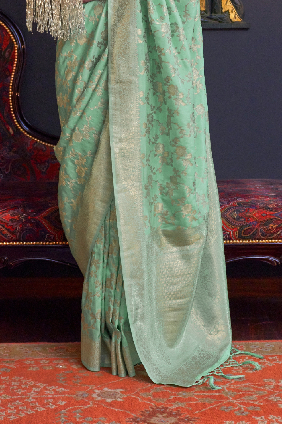 Graceful Handloom Woven Silk Saree with Traditional Charm