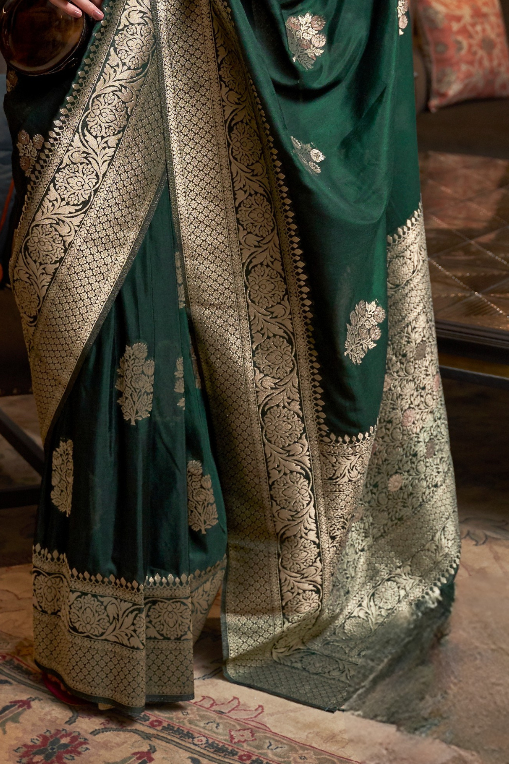 Graceful Georgette Silk Saree with Zari Woven Detailing