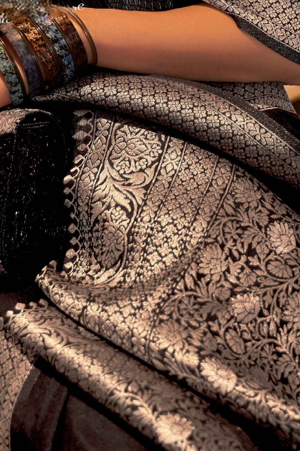 Graceful Georgette Silk Saree with Zari Woven Detailing