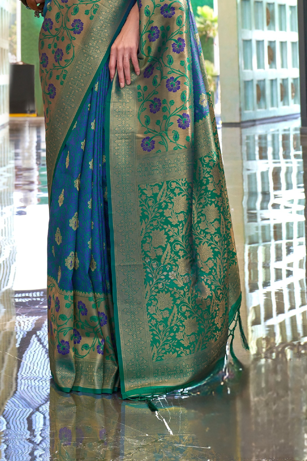 Timeless Woven Zari Silk Saree with Traditional Elegance