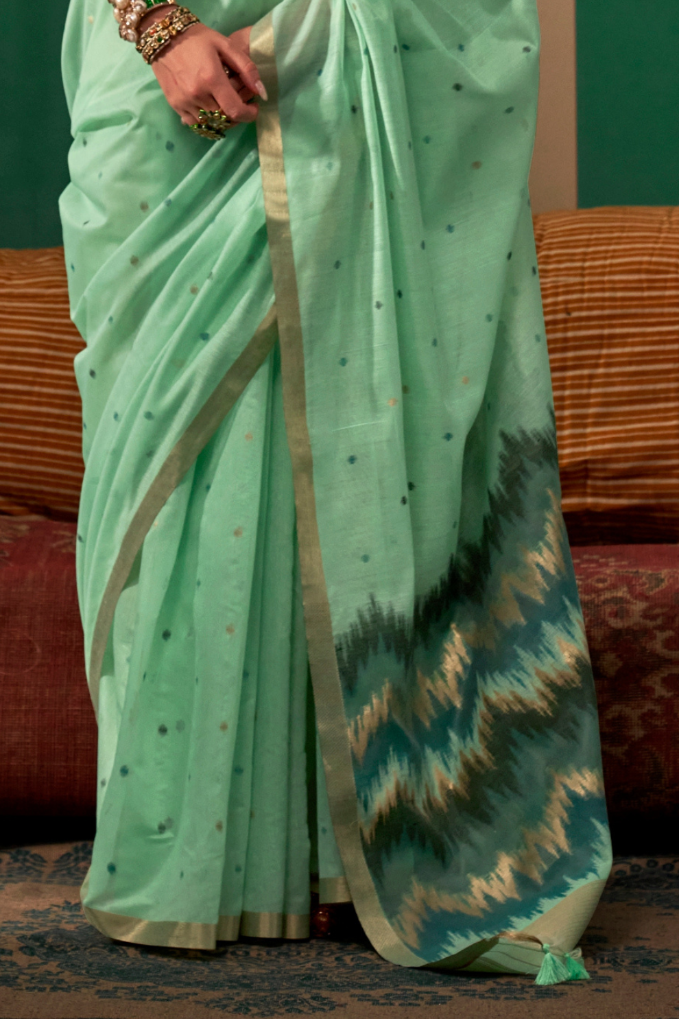 Graceful Spun Silk Saree with Handloom Weaving