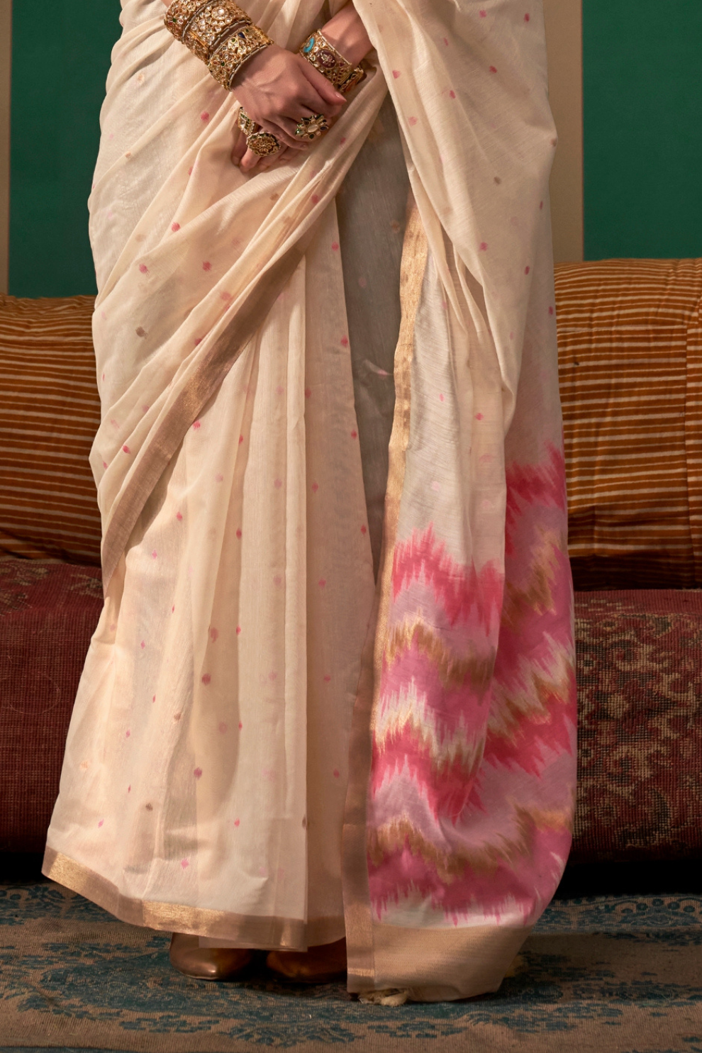 Graceful Spun Silk Saree with Handloom Weaving