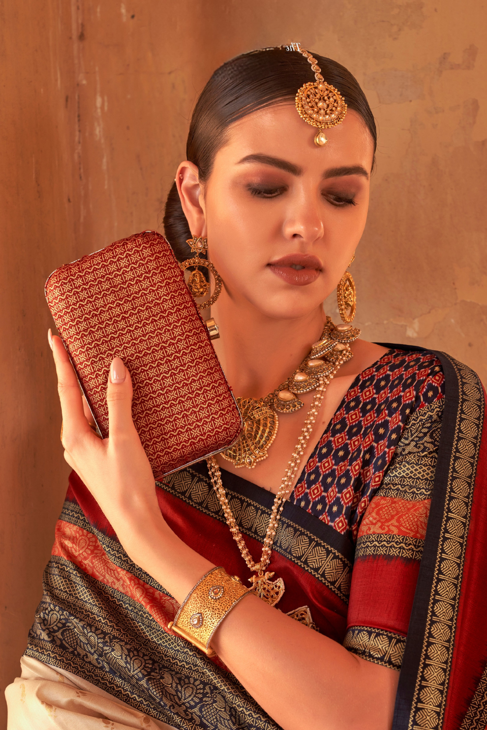 Kanjivaram Style Silk Saree with Designer Brooch and Clutch