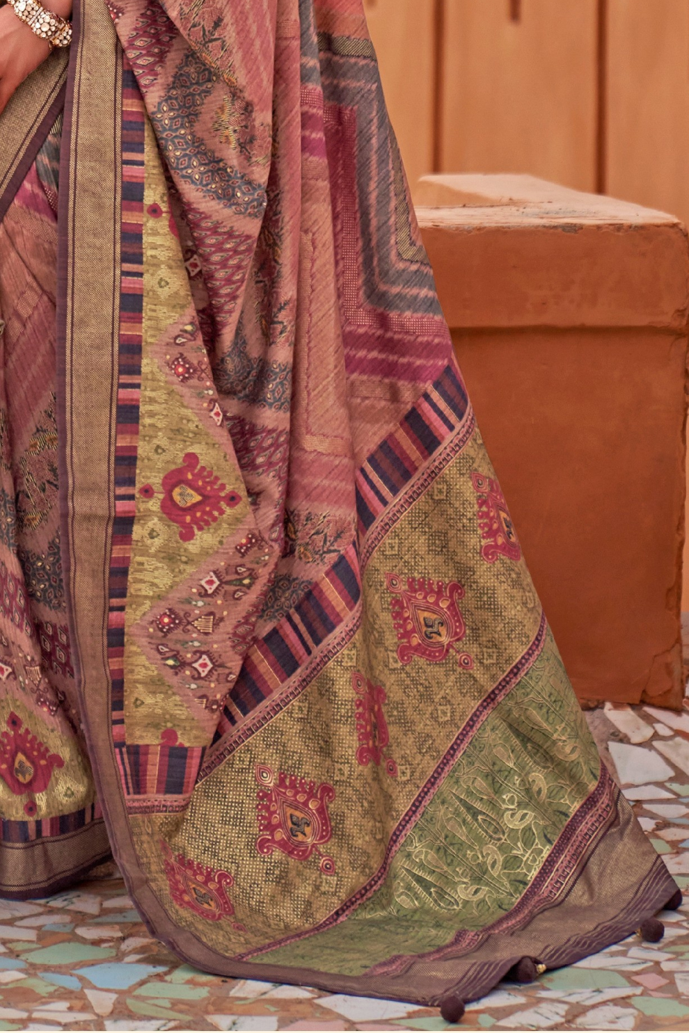 Glossy Finish Saree in Viscose Polyester Silk Fabric Print