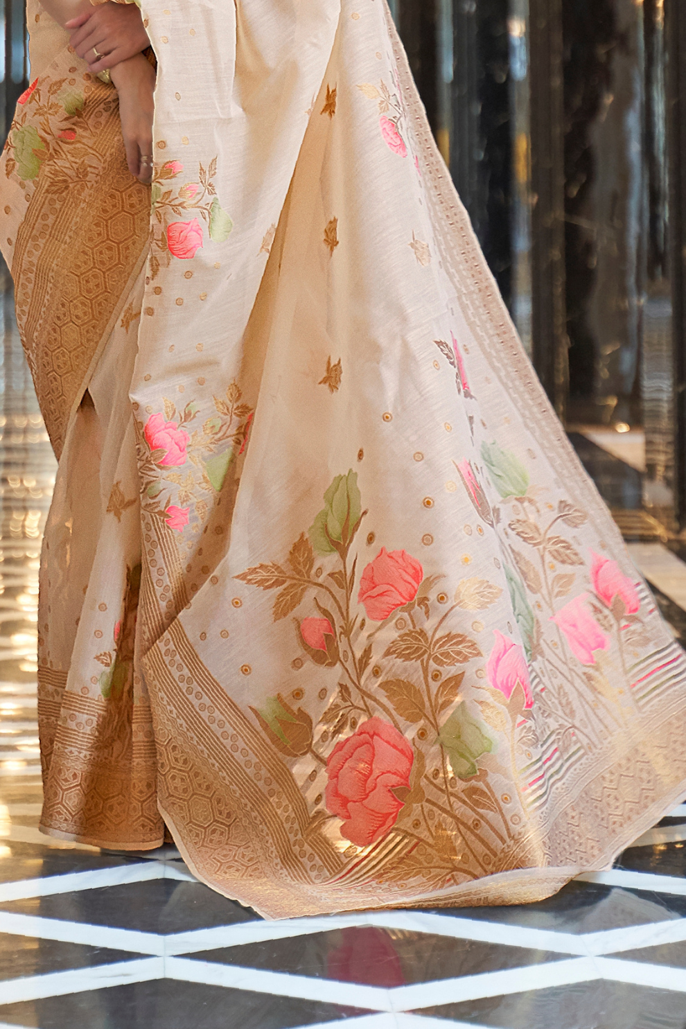 Pure Linen Saree with Elegant Handwoven Weaving Pattern