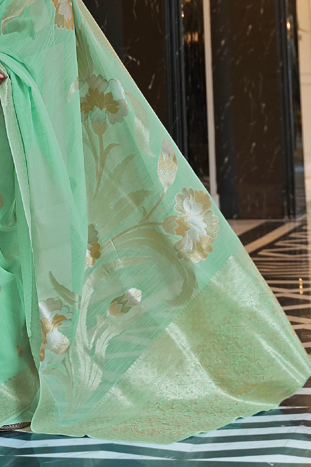 Pure Linen Saree with Elegant Handwoven Weaving Pattern