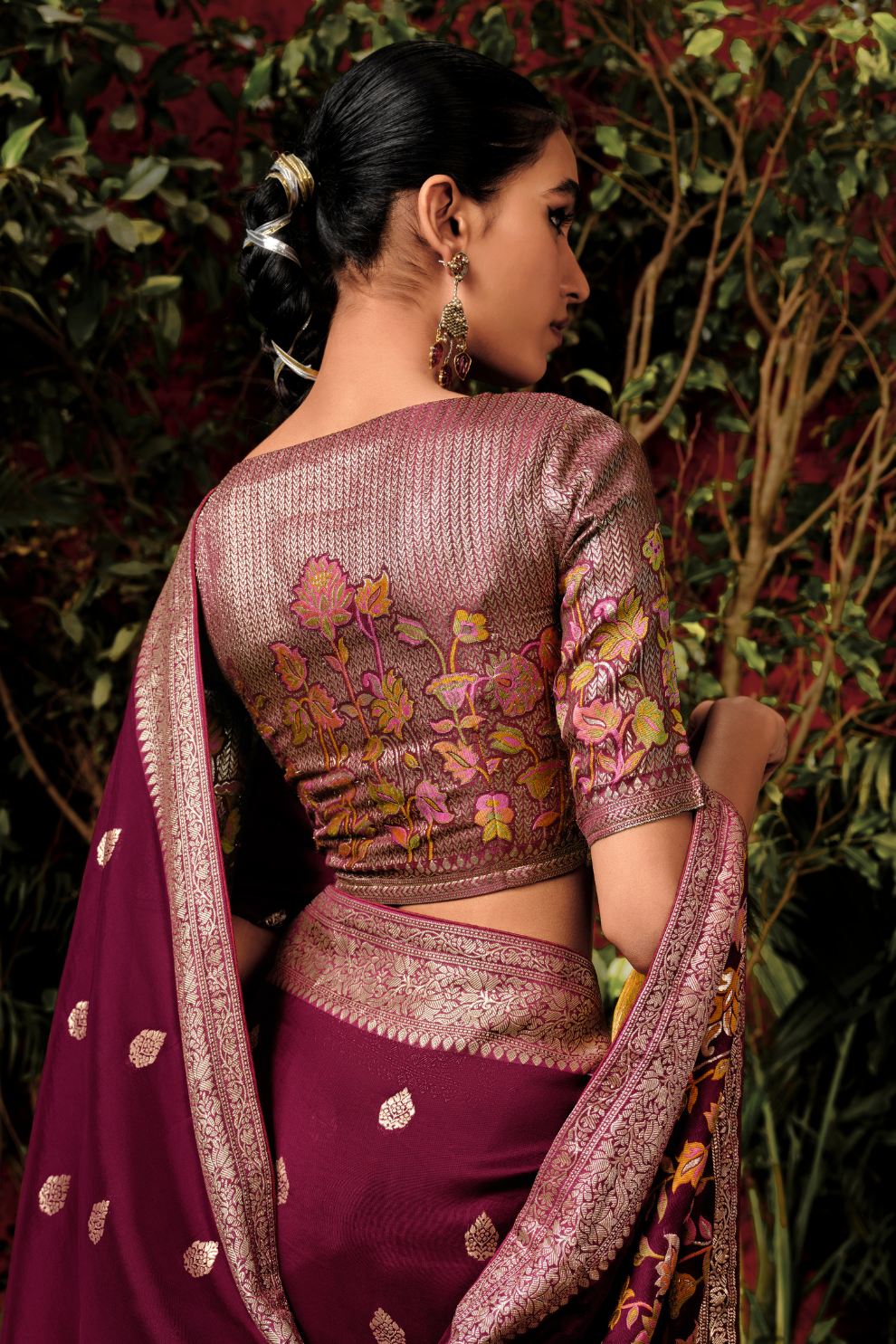 Graceful Dola Silk Saree with Intricate Zari Weaving Design